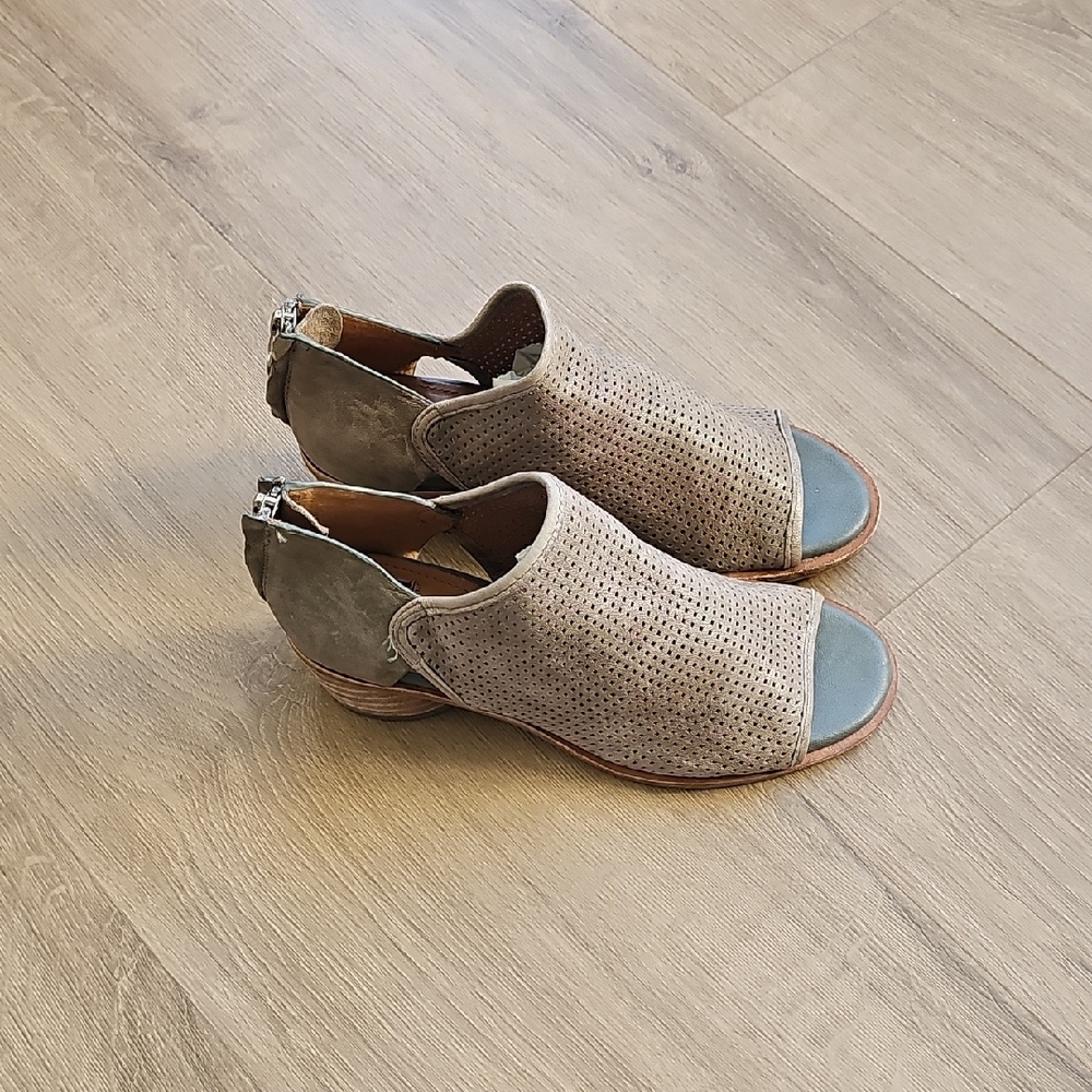 Sofft Gray Perforated Leather Women's Size 7.5 Shoes